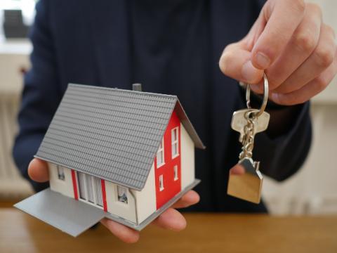 Выдача ключей и подписание актов приема передачи с жильцами